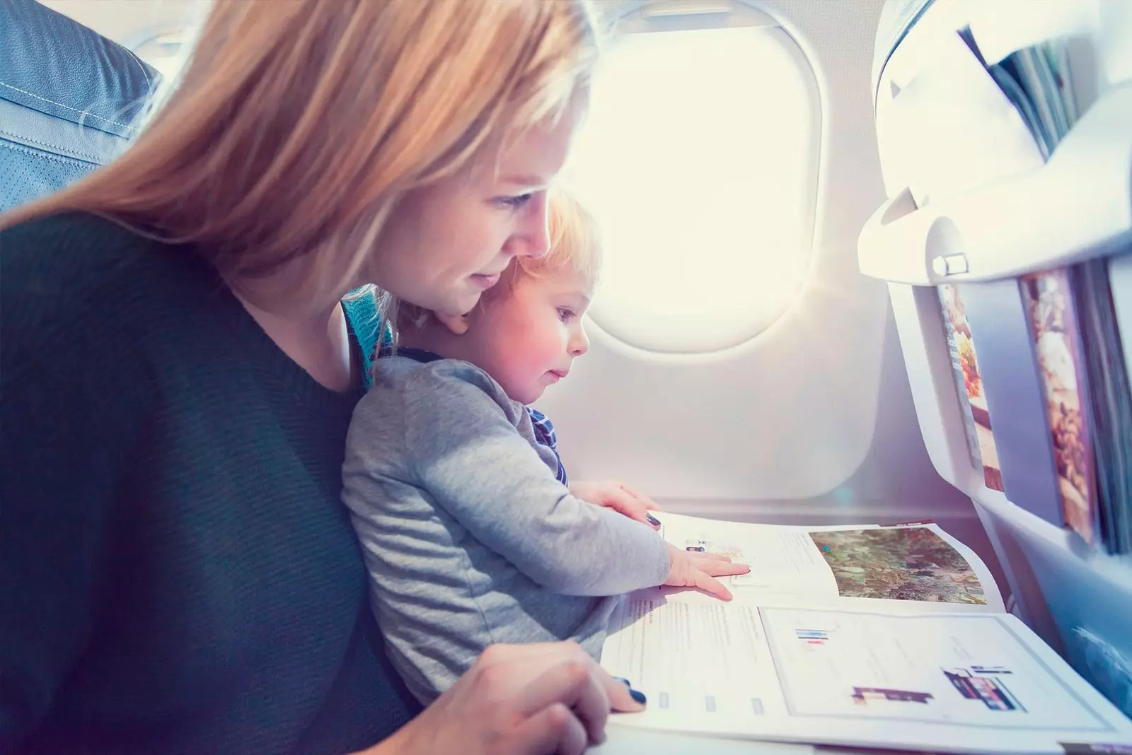 madre che legge l'aereo del bambino