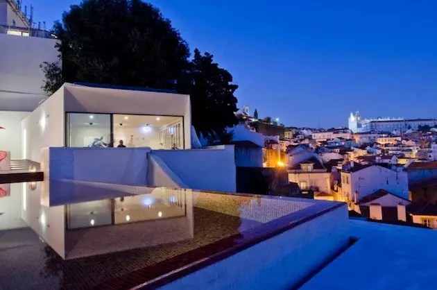 Alfama attrape la nuit en jouant avec ses reflets dans le bar à vin de l'hôtel Memmo Alfama