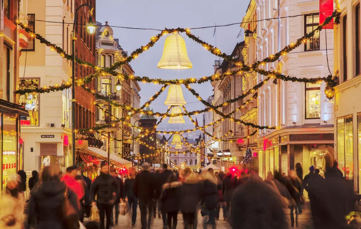 I mercatini della torta di mandorle e gli alberi pieni di luce danno il benvenuto a Oslo a Natale