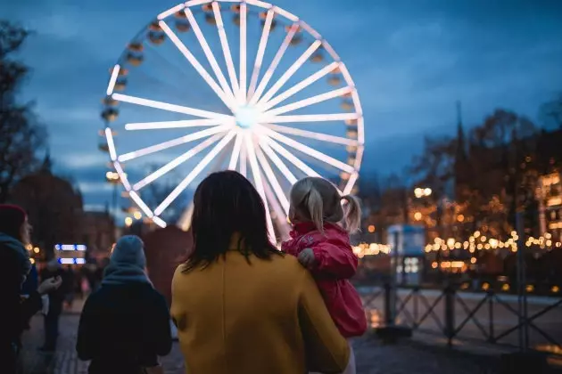 Ziemassvētkos Oslo laipni aicināti mandeļu kūku tirgi un gaismas pilni koki