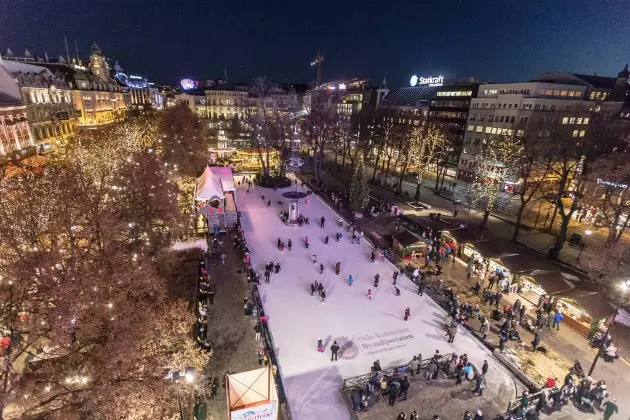 Masoko ya keki ya almond na miti iliyojaa mwangaza karibu Oslo wakati wa Krismasi