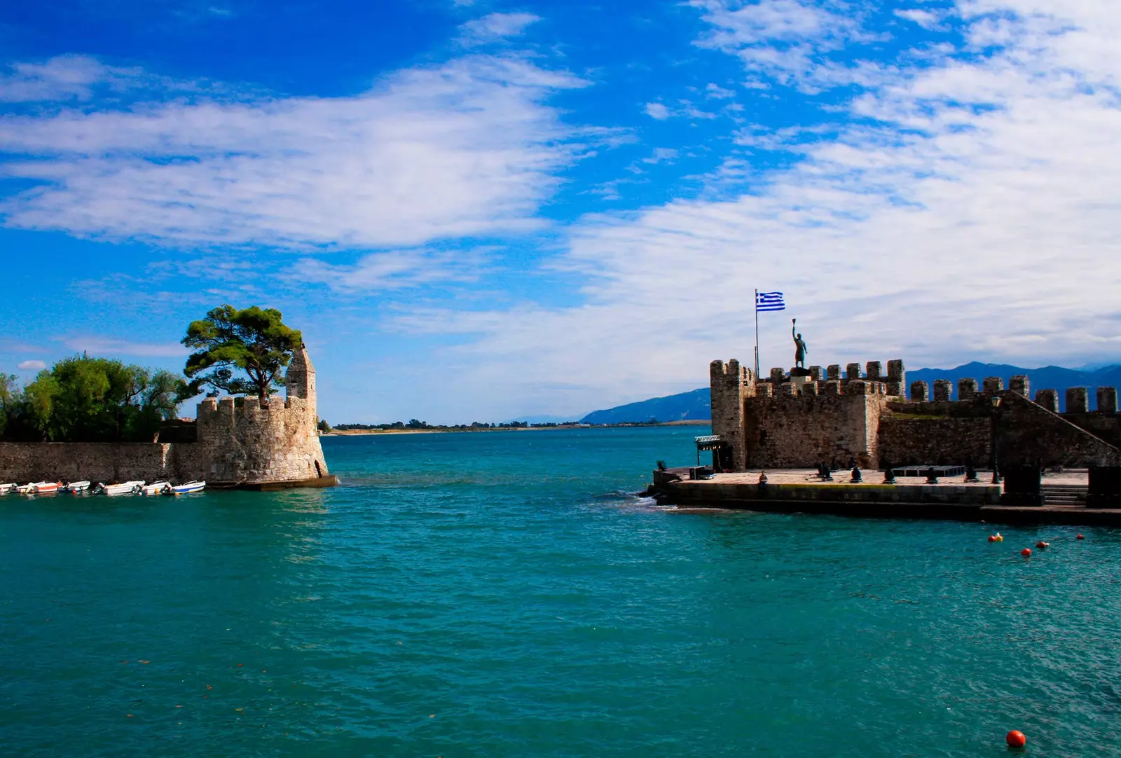 Nafpaktos stále zachováva zvyšky múru a citadely