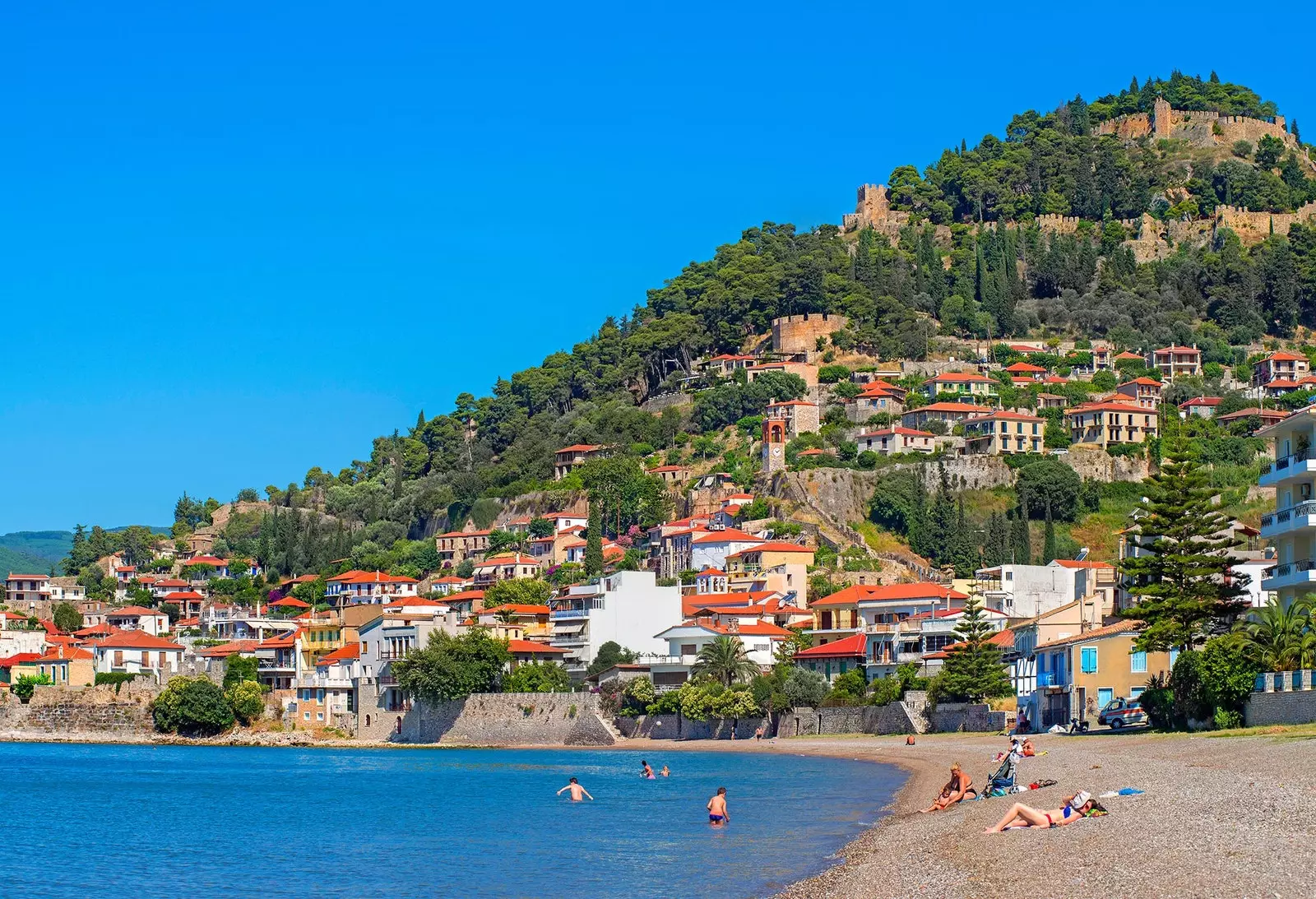 Una dintre cele mai fermecătoare plaje din Nafpaktos Gribovo.