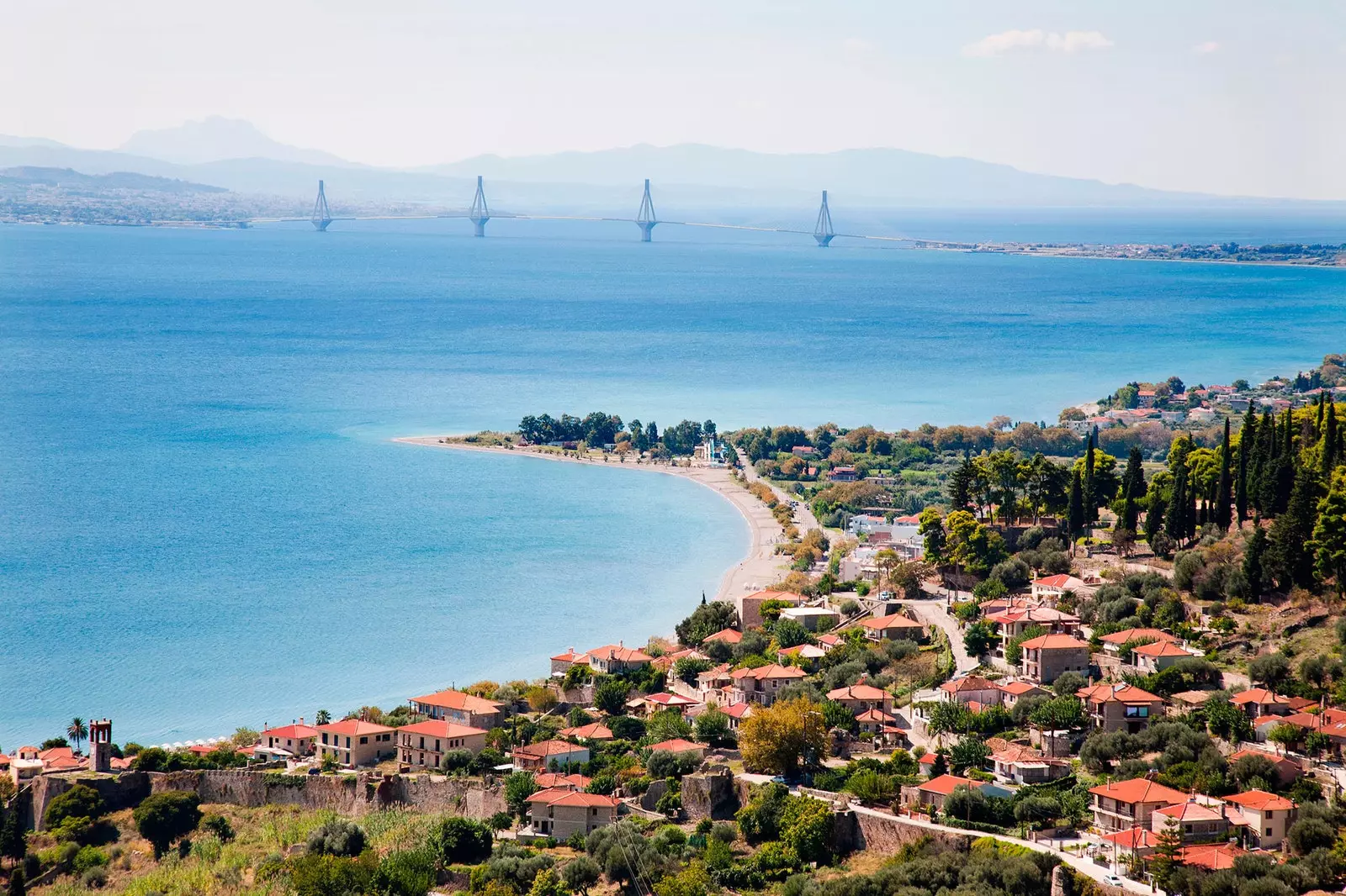 Impresionantul pod RioAntimio leagă peninsula de Grecia continentală