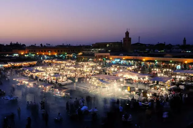 Marrakech ရှိ Jemaa elFna ရင်ပြင်၏ ညမြင်ကွင်း။