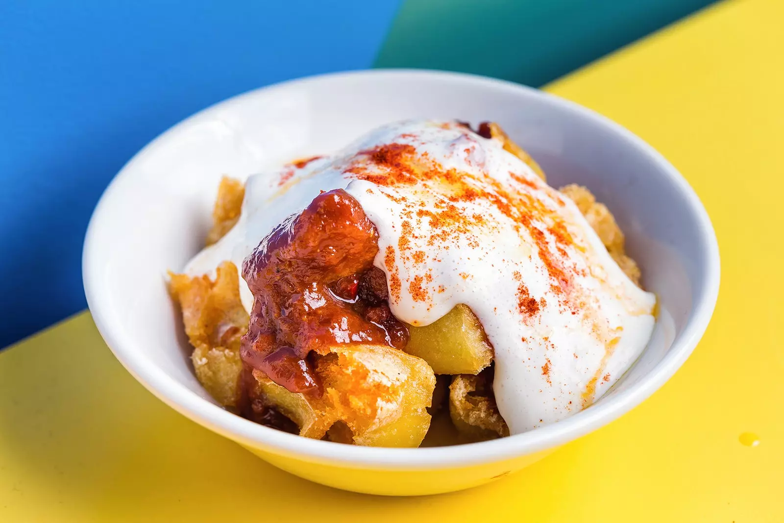 Patatas bravas với bọt aioli nhẹ