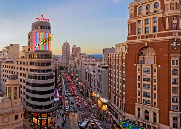 La Gran Vía de Madrid dans les années 1960 résumée en une vidéo de 30 secondes