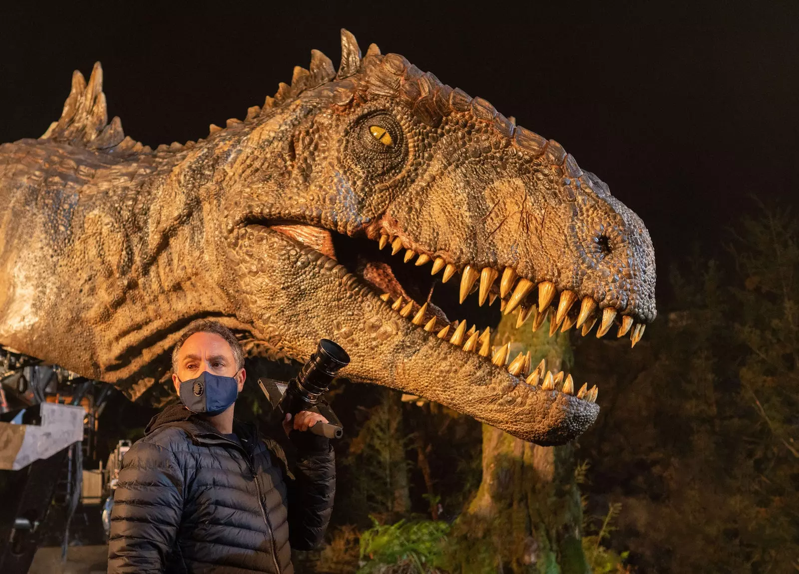 Colin Trevorrow dostu Giganotosaurus ilə.