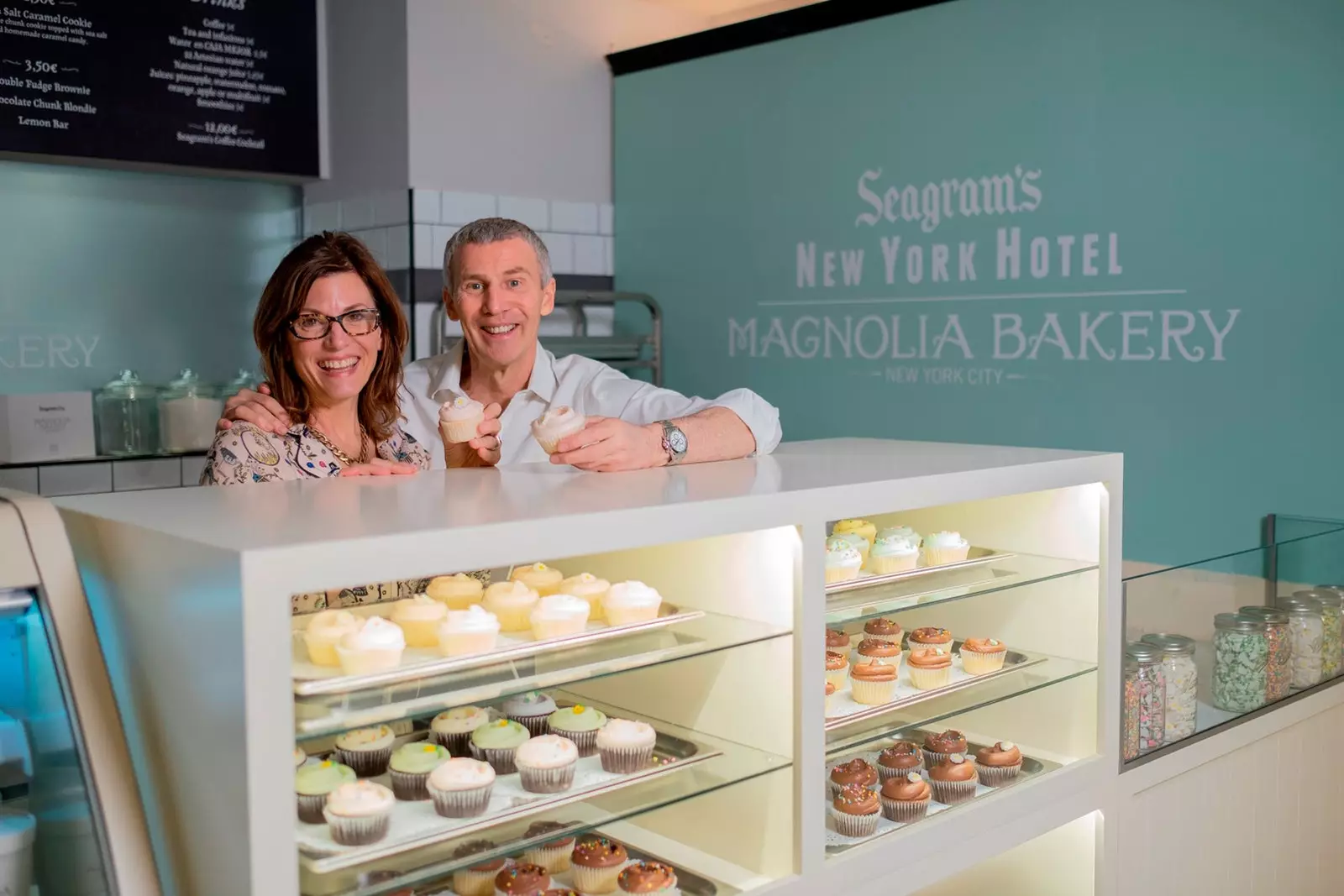 Bobbi Lloyd va Stiv Abrams Madrid do'konidagi Magnolia Bakery egalari