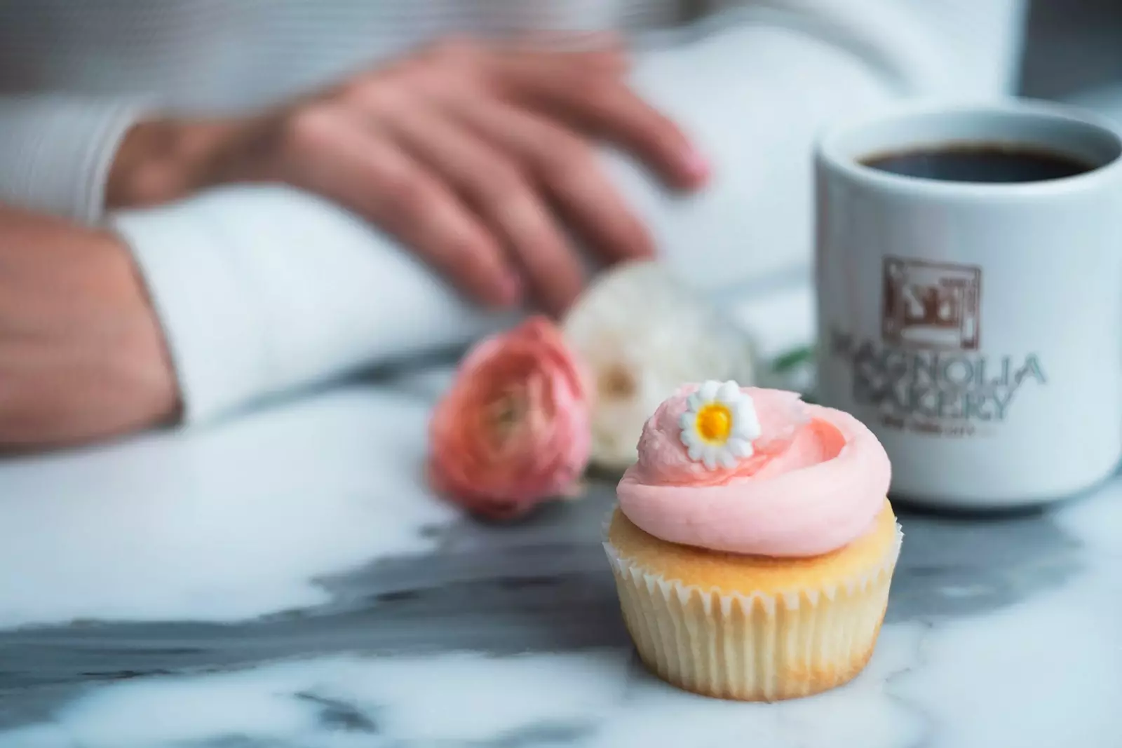 「カップケーキ」に紅茶またはコーヒーを添えることができます