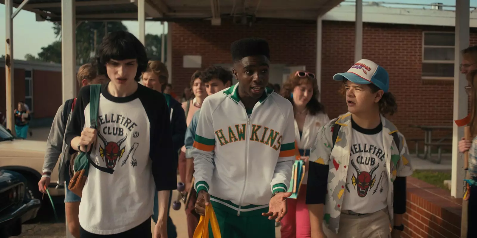 Szen aus der véierter Saison vu Stranger Things an där de Mike Lucas an den Dustin optrieden