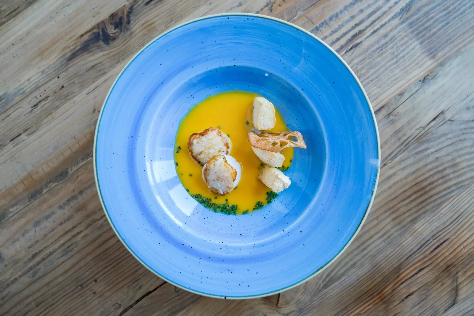 Pétoncle braisé avec crème de potiron et fromage bleu au restaurant La Lonja del Mar avec vue sur le Palais Royal.