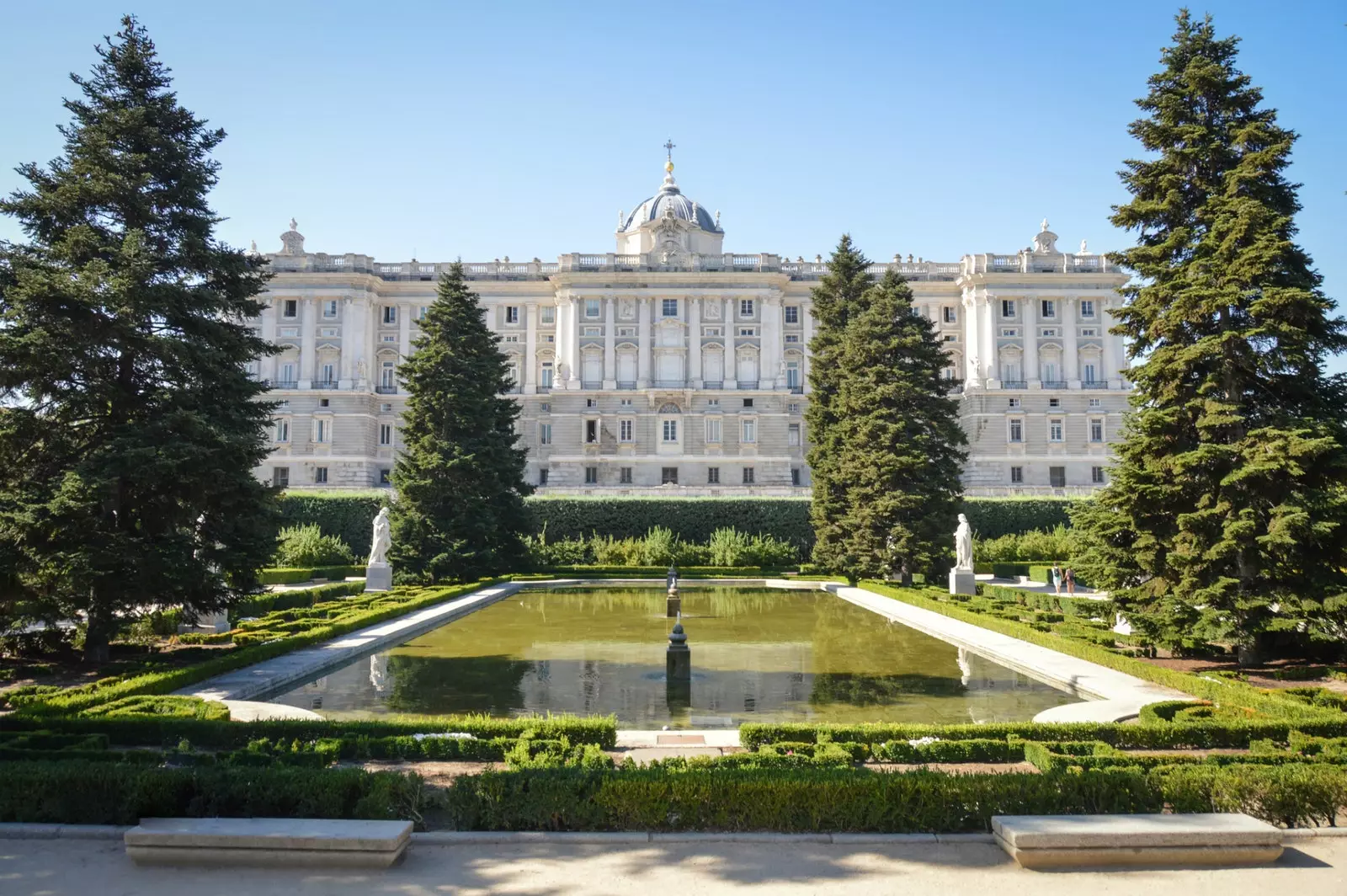 Në njërën anë të Plaza de Oriente është Pallati Mbretëror dhe nga ana tjetër Teatri Mbretëror.