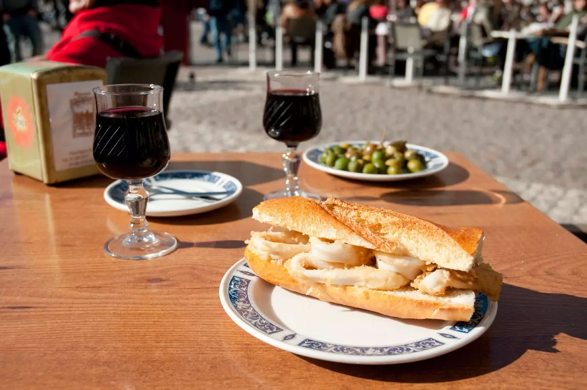 E Squid Sandwich an der Plaza Mayor, gëtt et eppes méi traditionell?