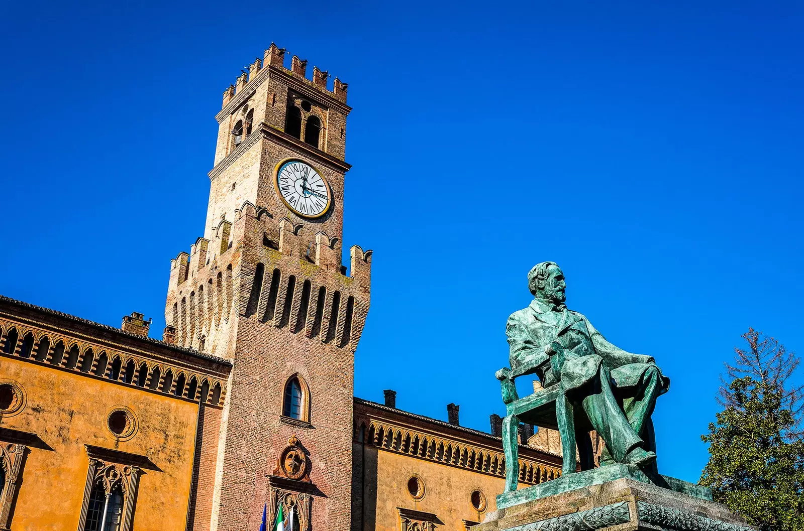 Monument à Giuseppe Verdi devant le Pallavicino Rocca à Parme Italie