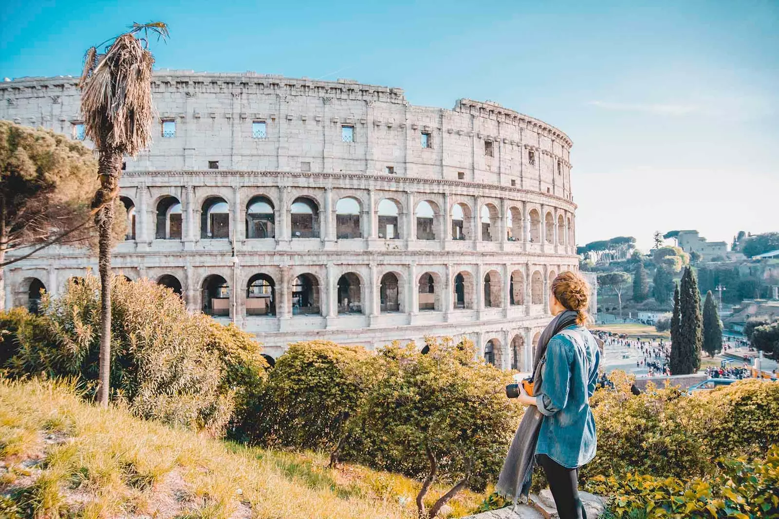 tüdruk kaameraga, taustal Colosseum