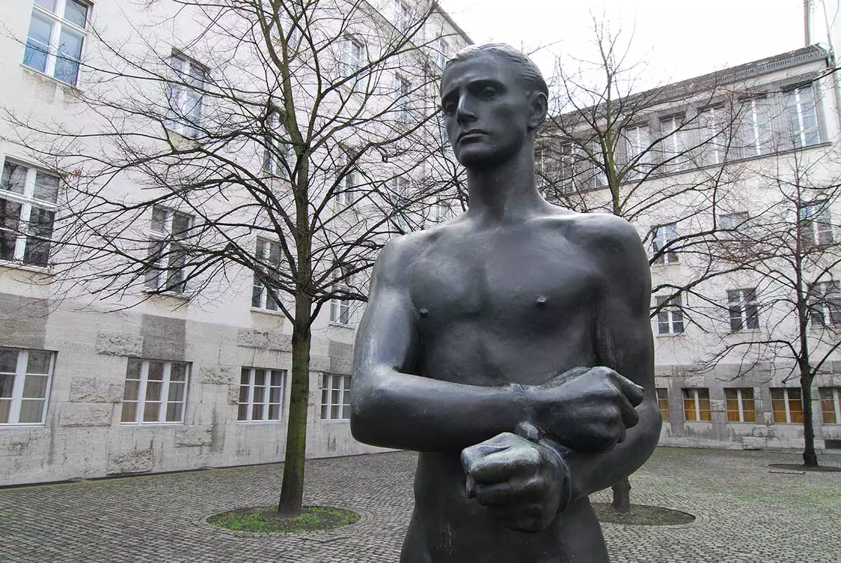 Monument kwa Upinzani wa Ujerumani kwenye picha von Stauffenberg