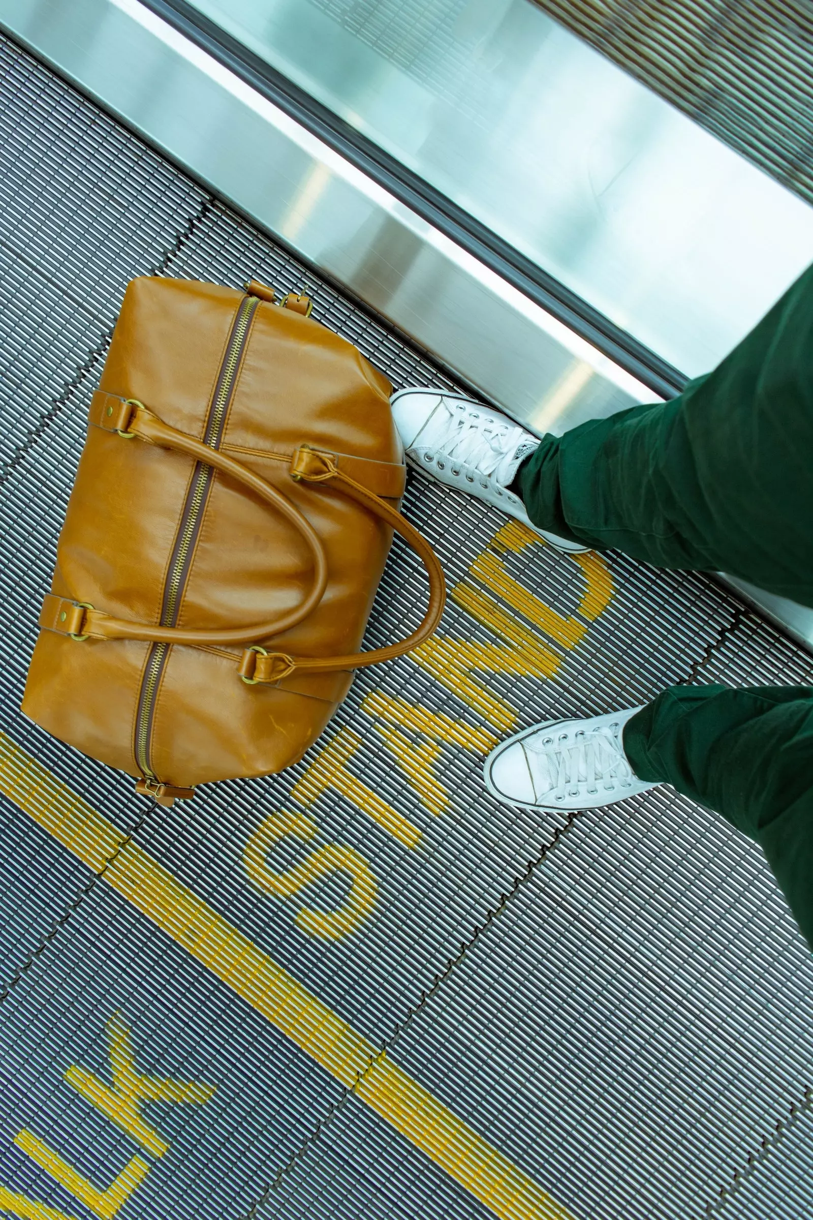 Junge mit Koffer im Flughafen