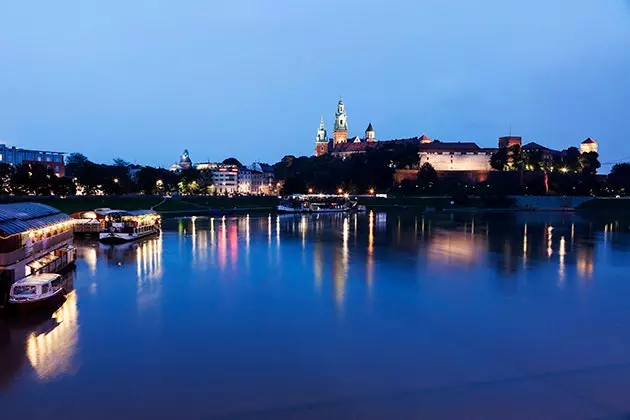 Kungliga slottet på stranden av floden Vistula