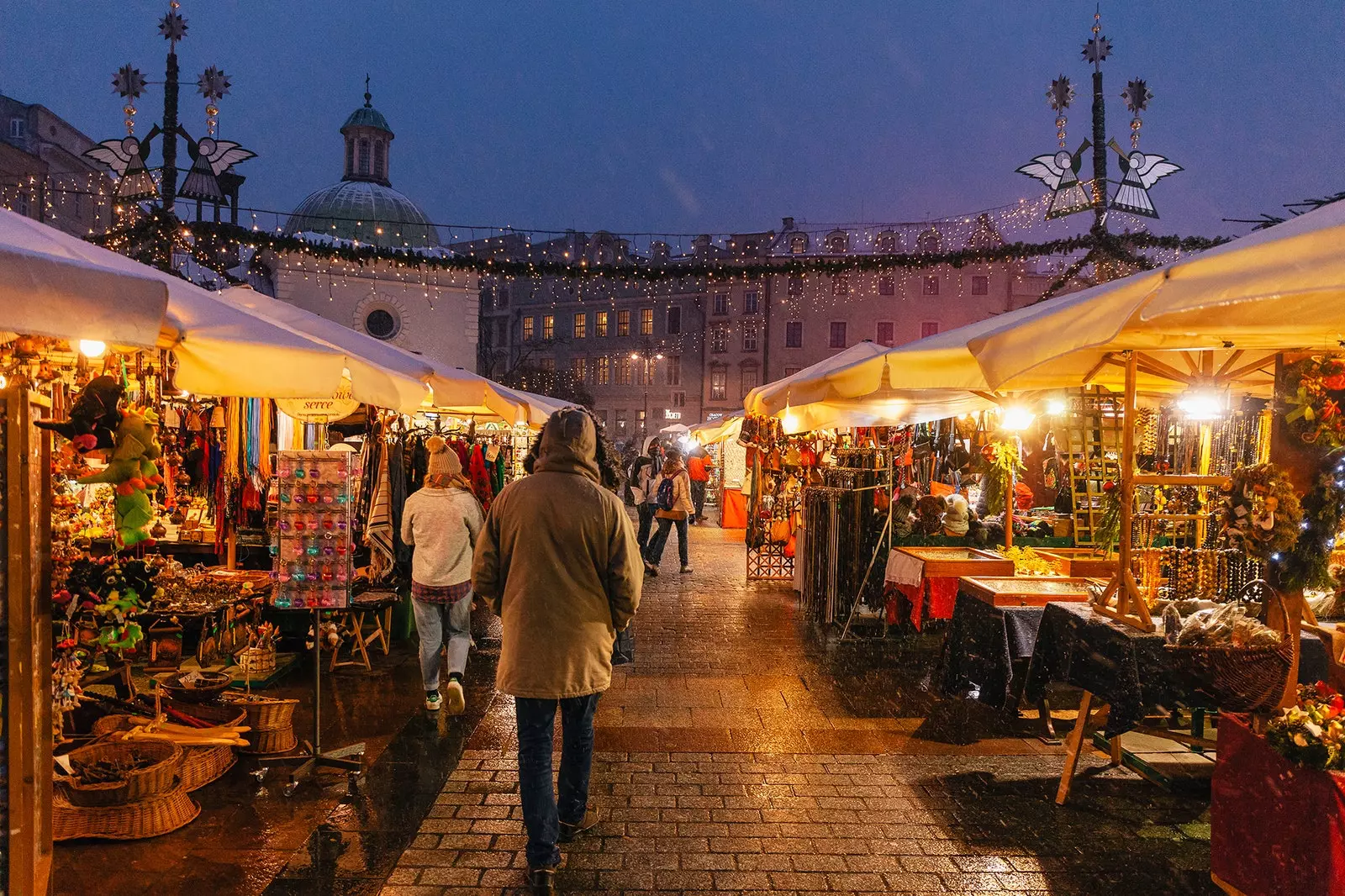 Cilvēki staigā pa Krakovas Ziemassvētku tirdziņu