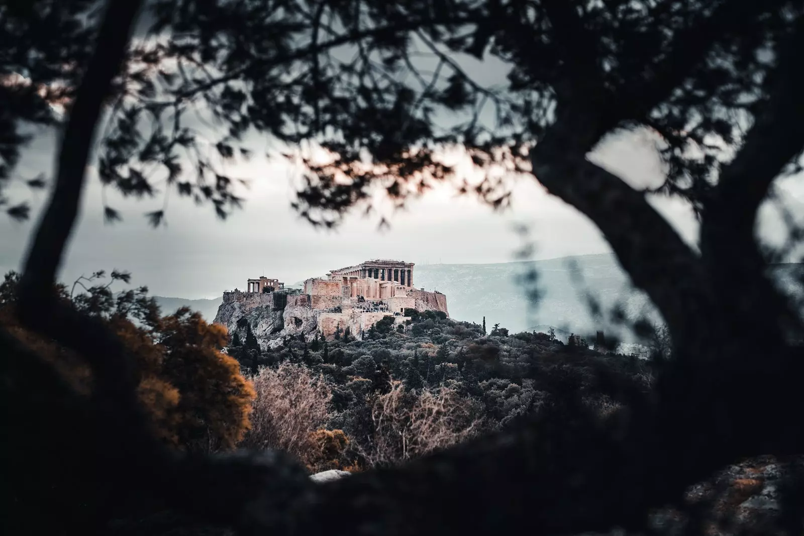 Der Parthenon von einem der Hügel der Stadt aus gesehen