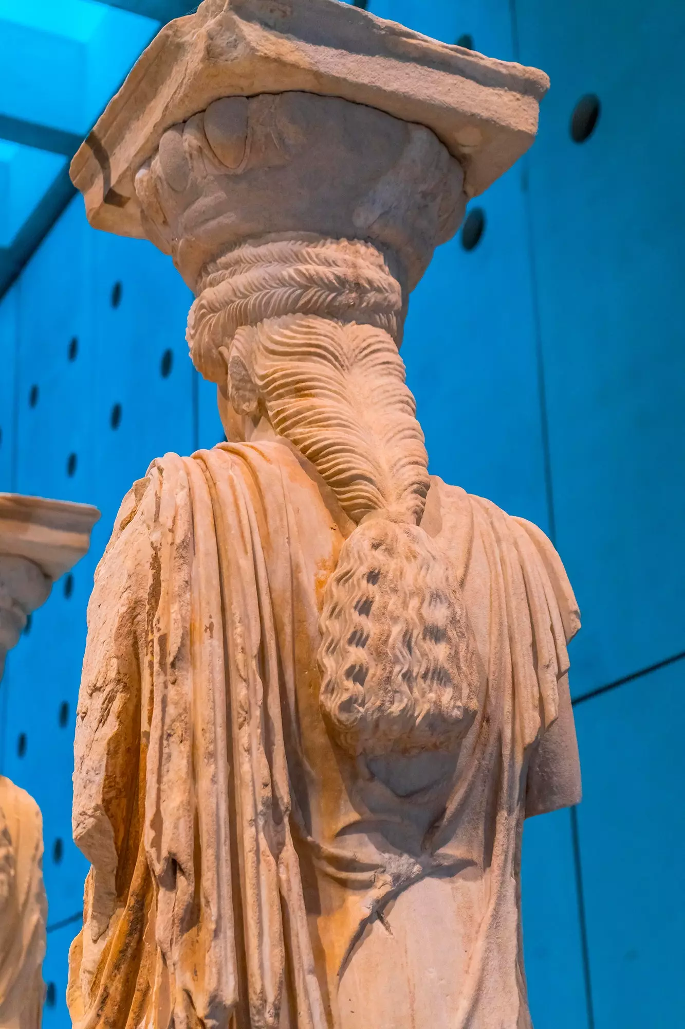 Di Museum Acropolis adalah Caritides yang terkenal