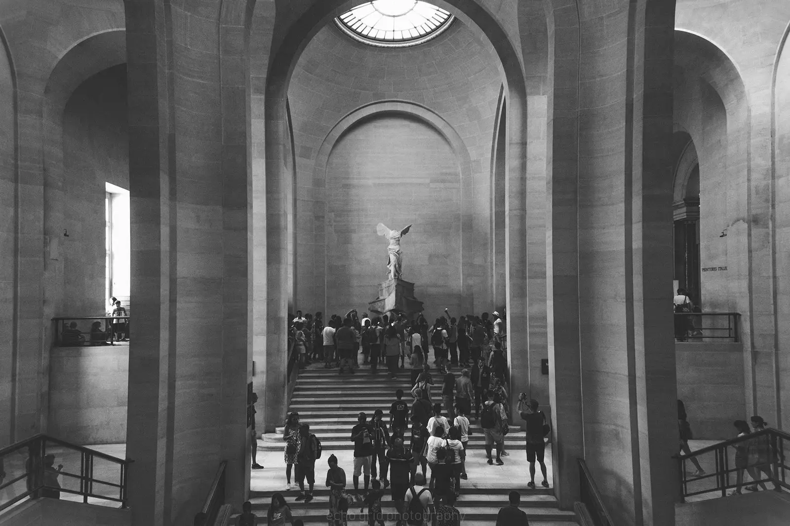 Il-Louvre għandu ħafna effett WOW mingħajr il-ħtieġa ta 'frills