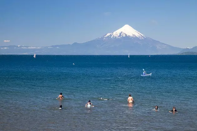 Група къпещи се в езерото Llanquihue Puerto Varas