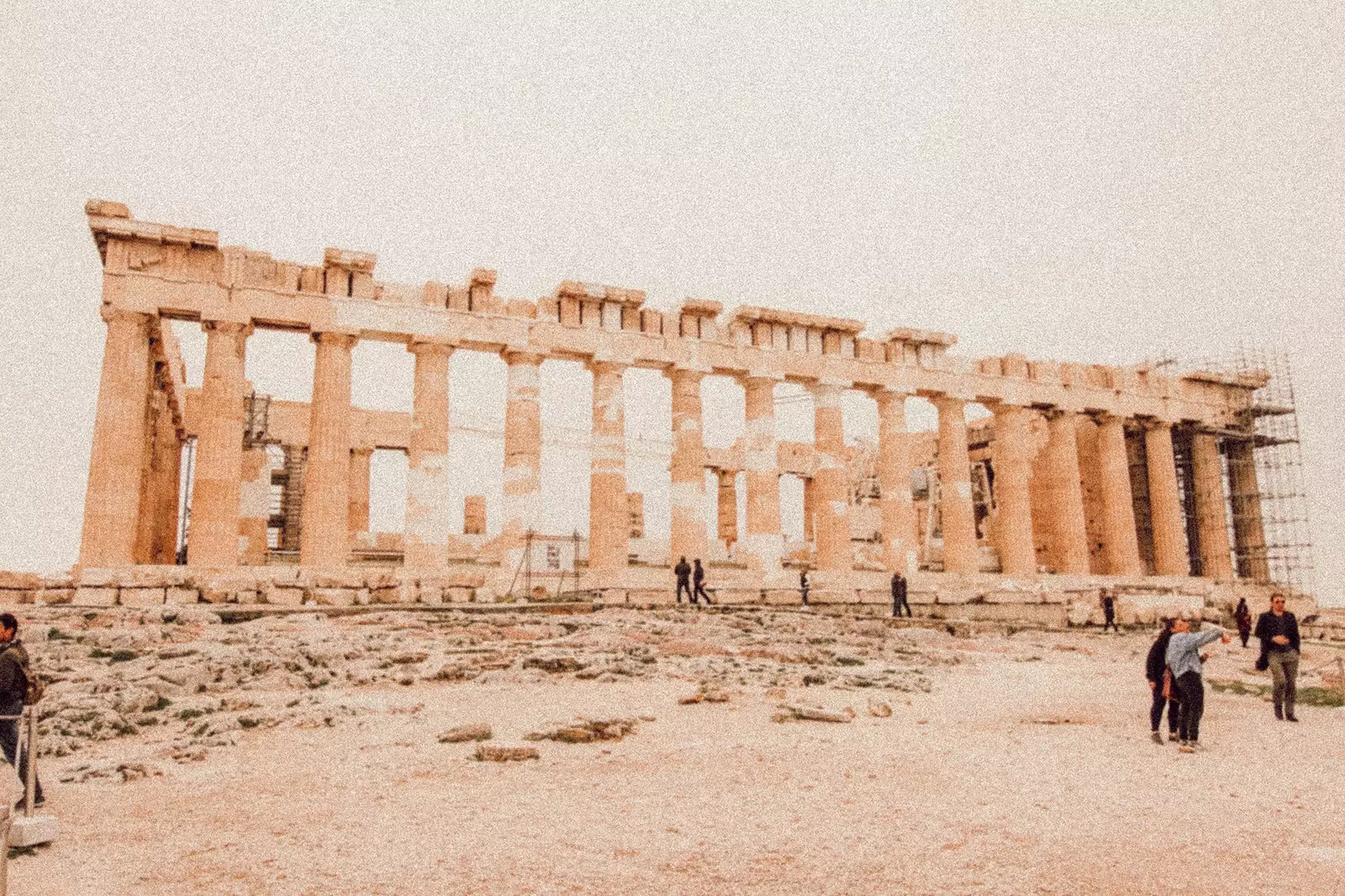 Iskala bilan qoplangan Parthenon o'zining ulug'vorligini yo'qotmaydi