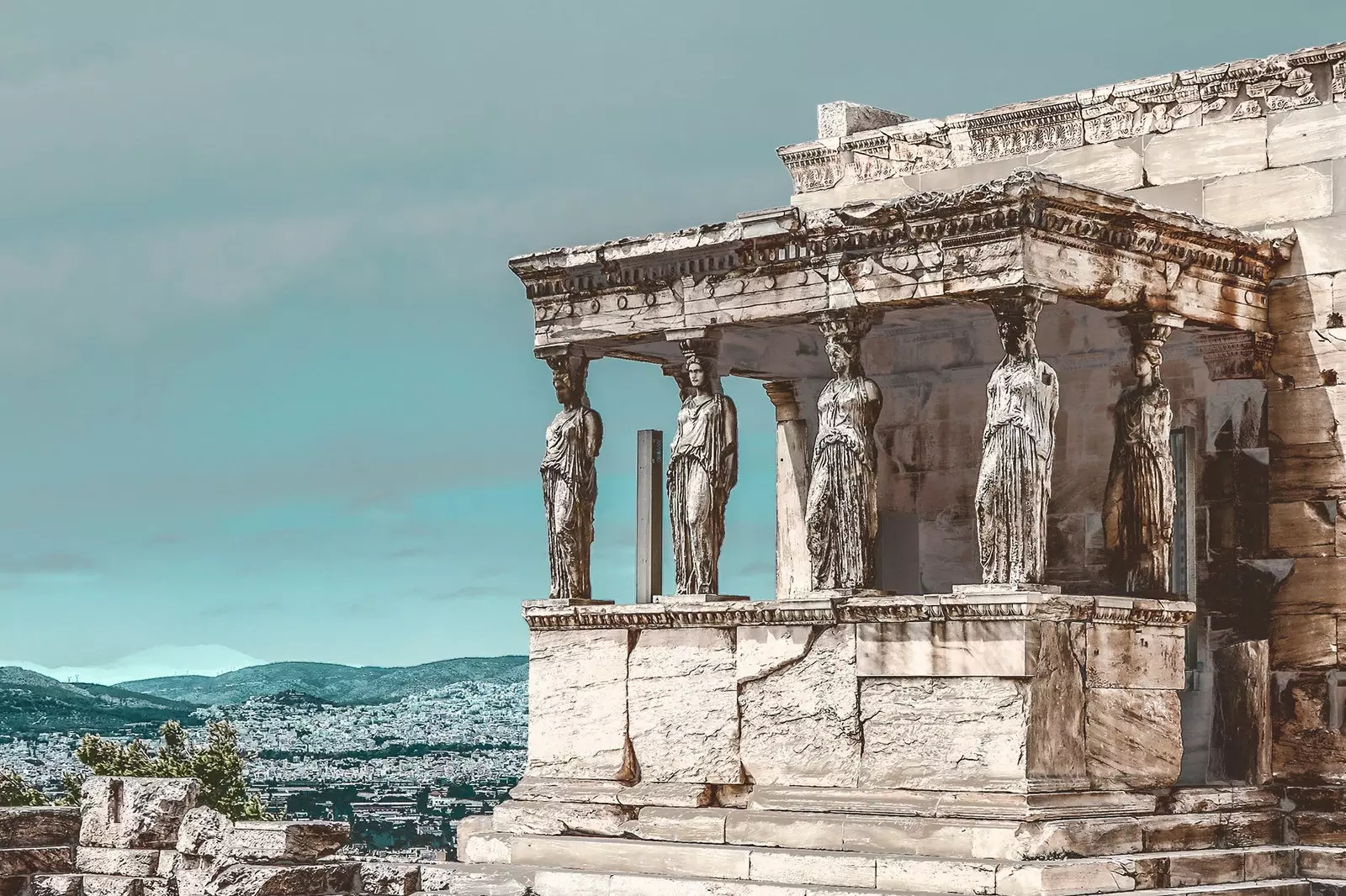 Tá na caritides bunaidh i Músaem Acropolis