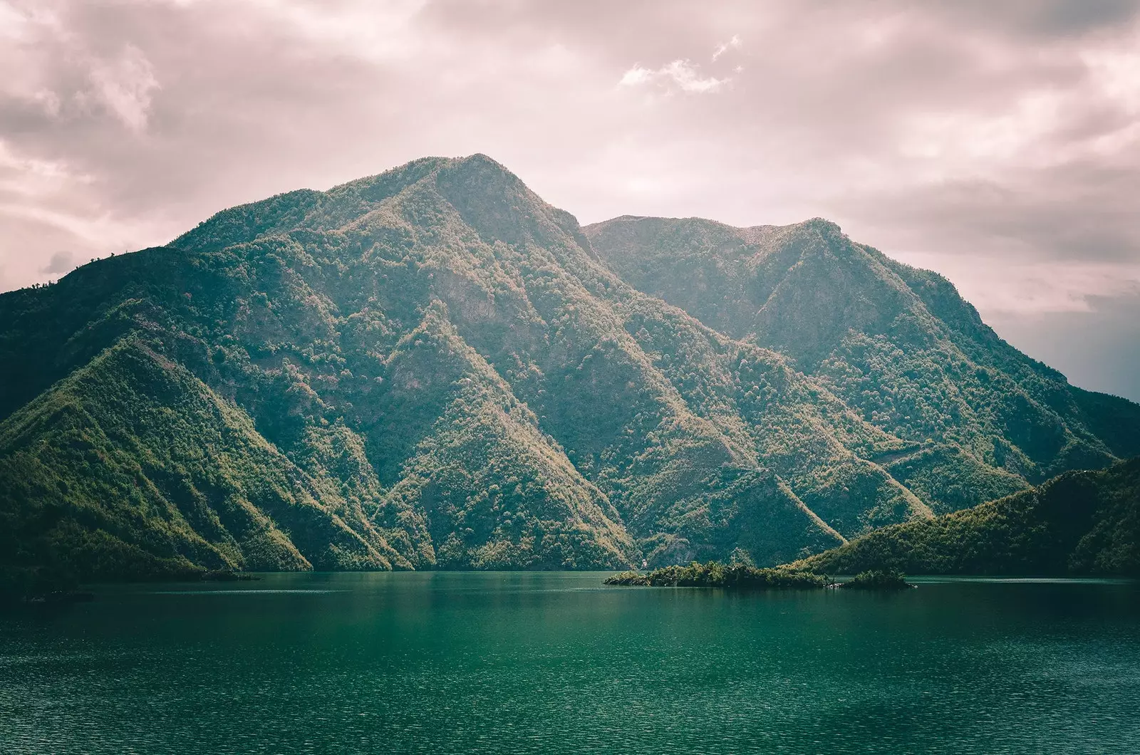 Jezero Komani Albanija