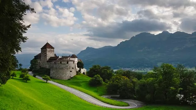 Liechtenstein huruf demi huruf (iaitu: L-i-e-c-h-t-e-n-s-t-e-i-n)