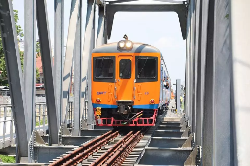 Le train qui traverse la Thaïlande et le Cambodge