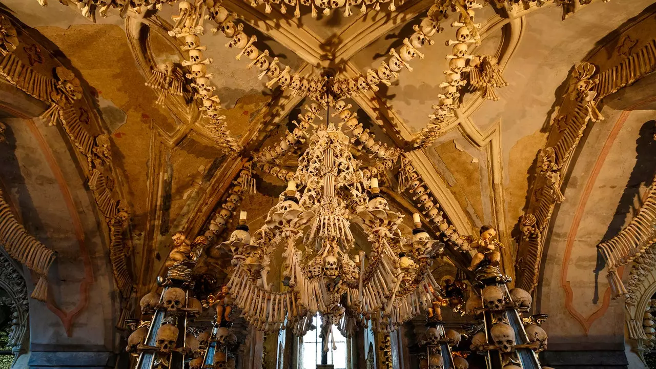 Sedlec ossuary forbyder fotografering inde på grund af fortsat mangel på respekt fra besøgende