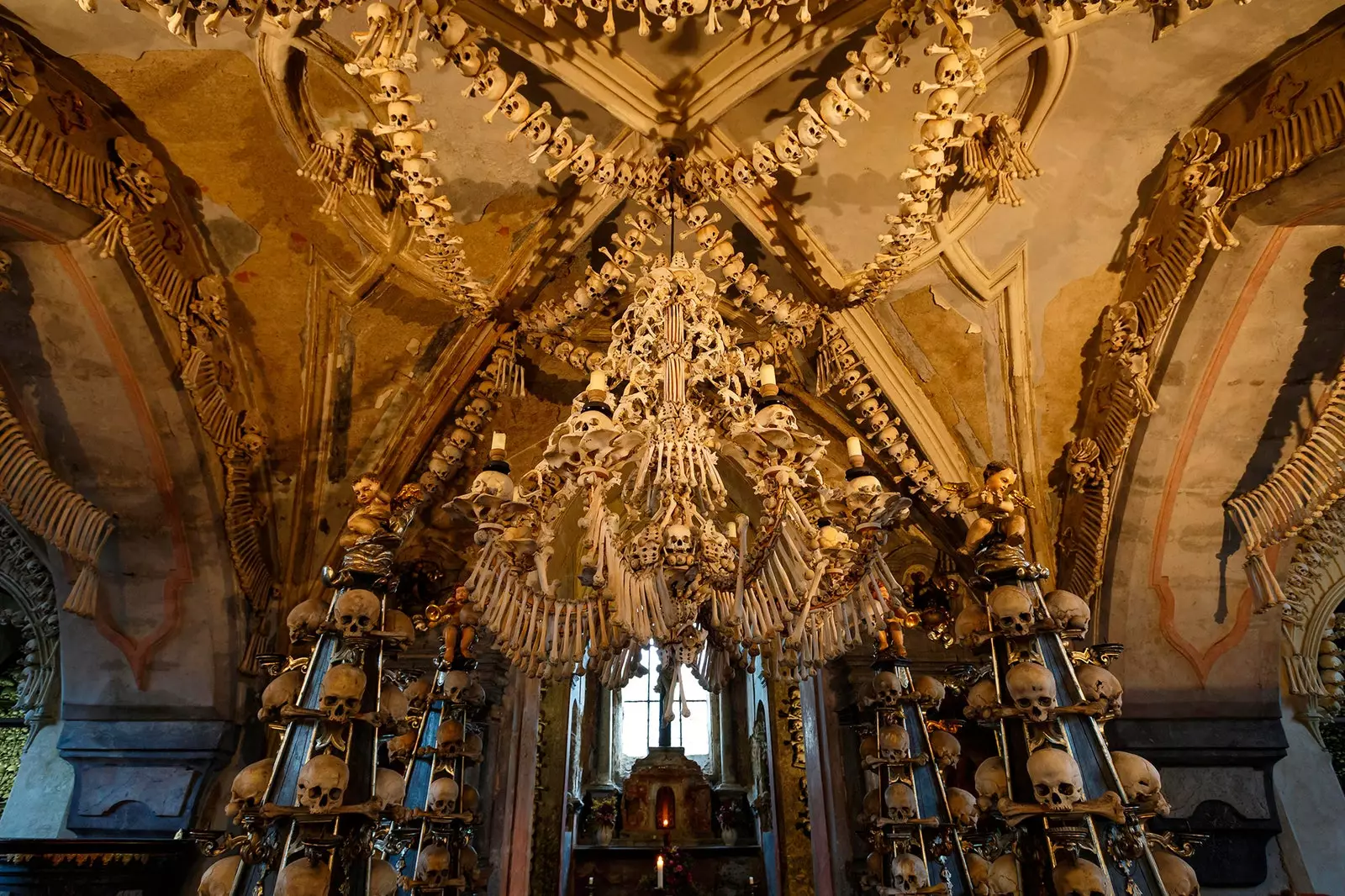 Sedlec ossuary tashrif buyuruvchilar tomonidan hurmatsizlik tufayli selfi qilishni taqiqlaydi