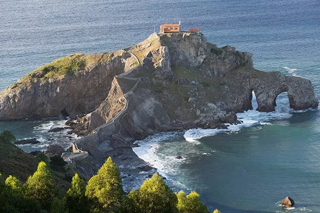 Veremos a ilhota de Gaztelugatxe na cidade biscaia de Bermeo