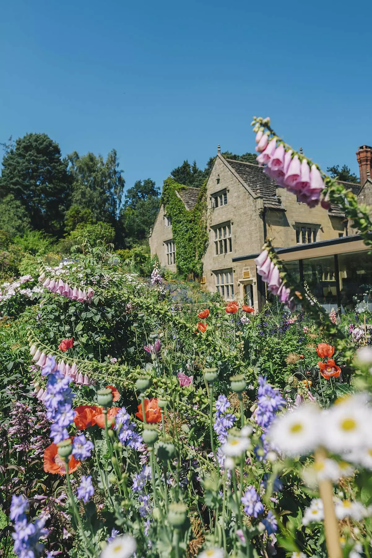 De tuin en huizen van het Gravetey Manor Hotel