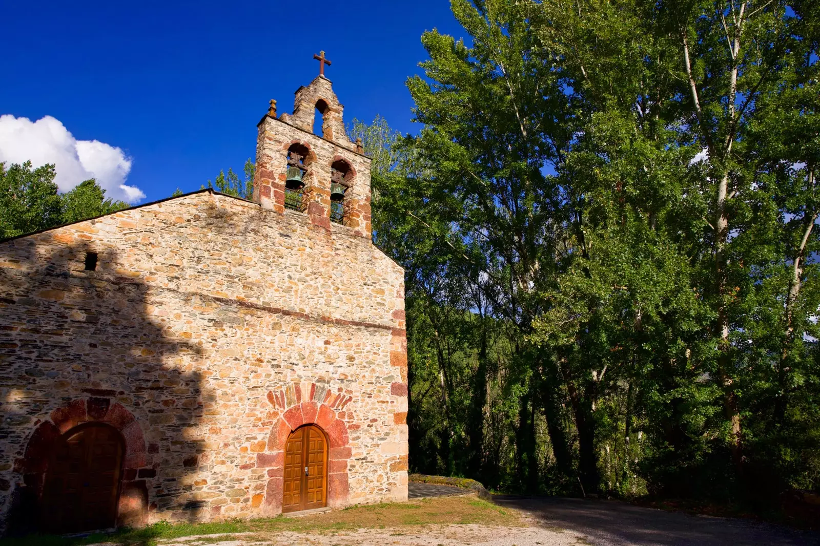 La chiesa del monastero di Xagoaza è di origine romanica ed è ora parte di un'azienda vinicola.