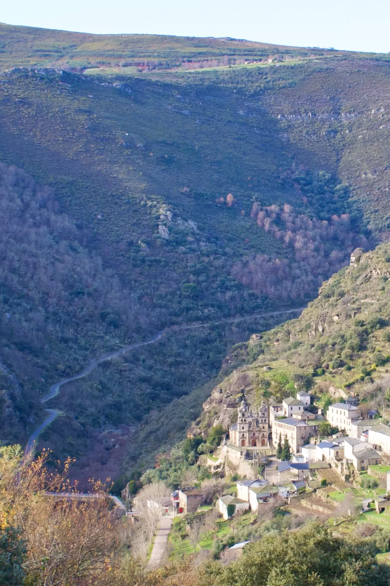 Santuario di Nosa Señora das Ermidas in una profonda gola del fiume Bibei