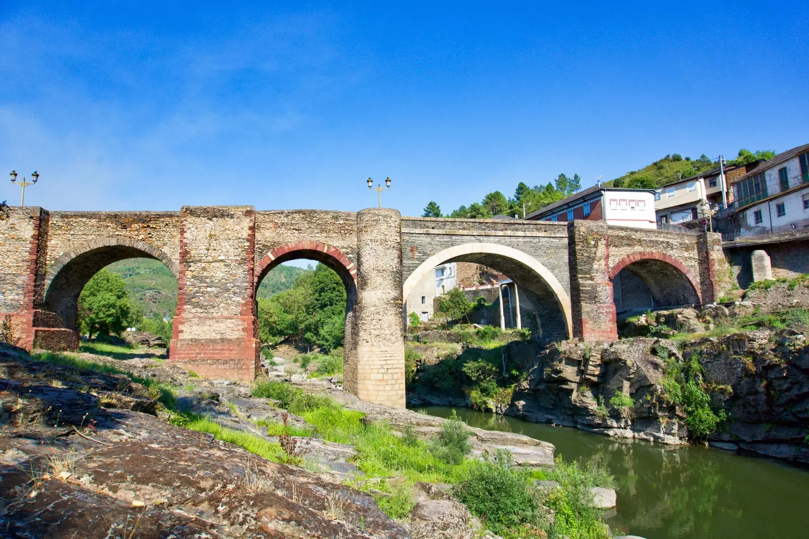 A Carballeda de Valdeorras, il ponte Sobradelo poggia sul fiume Sil sin dal XVII secolo.