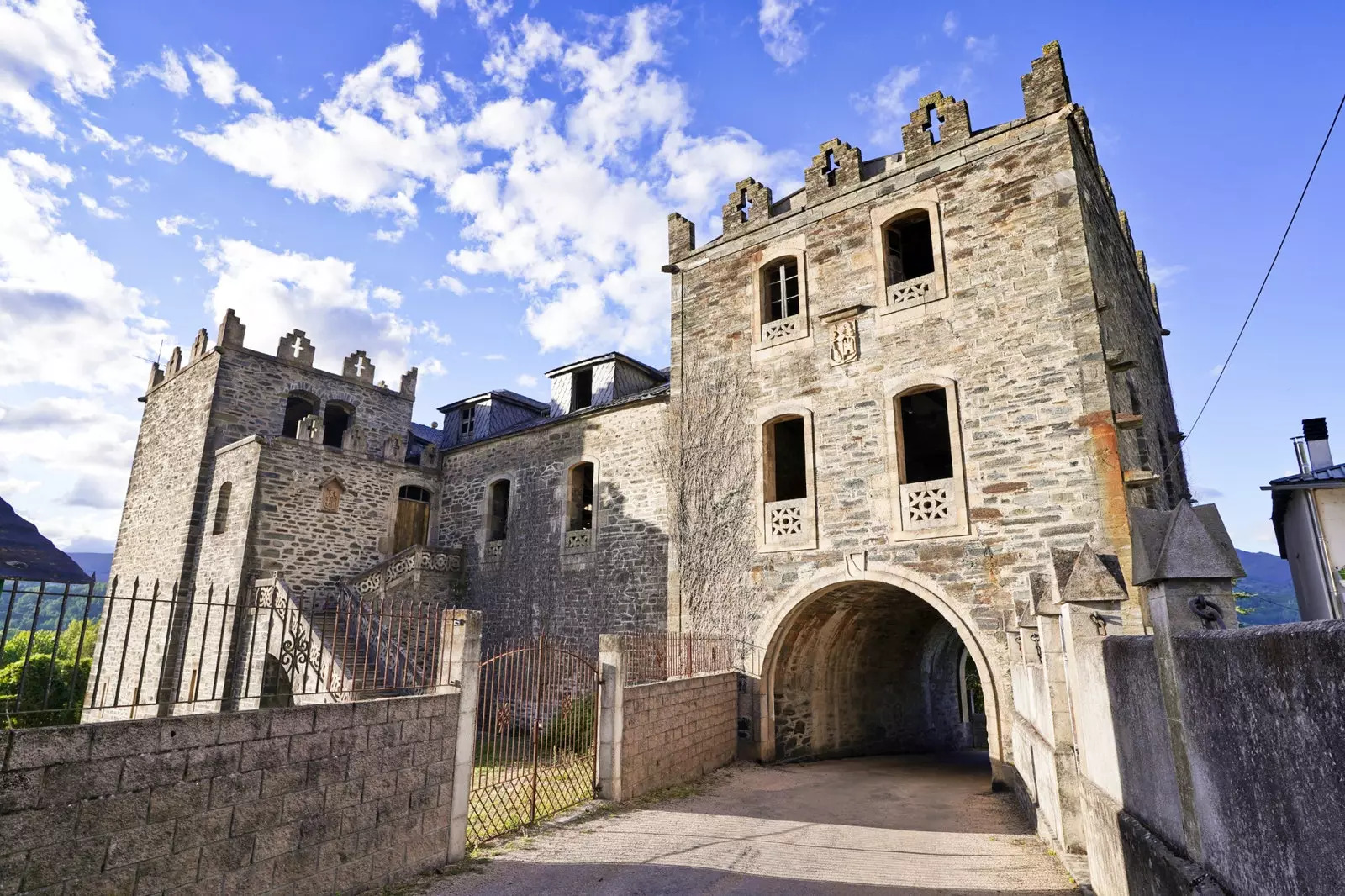 Il castello di Arnado del XIX secolo è il fiore all'occhiello di un'azienda vinicola a Vilamartín de Valdeorras.