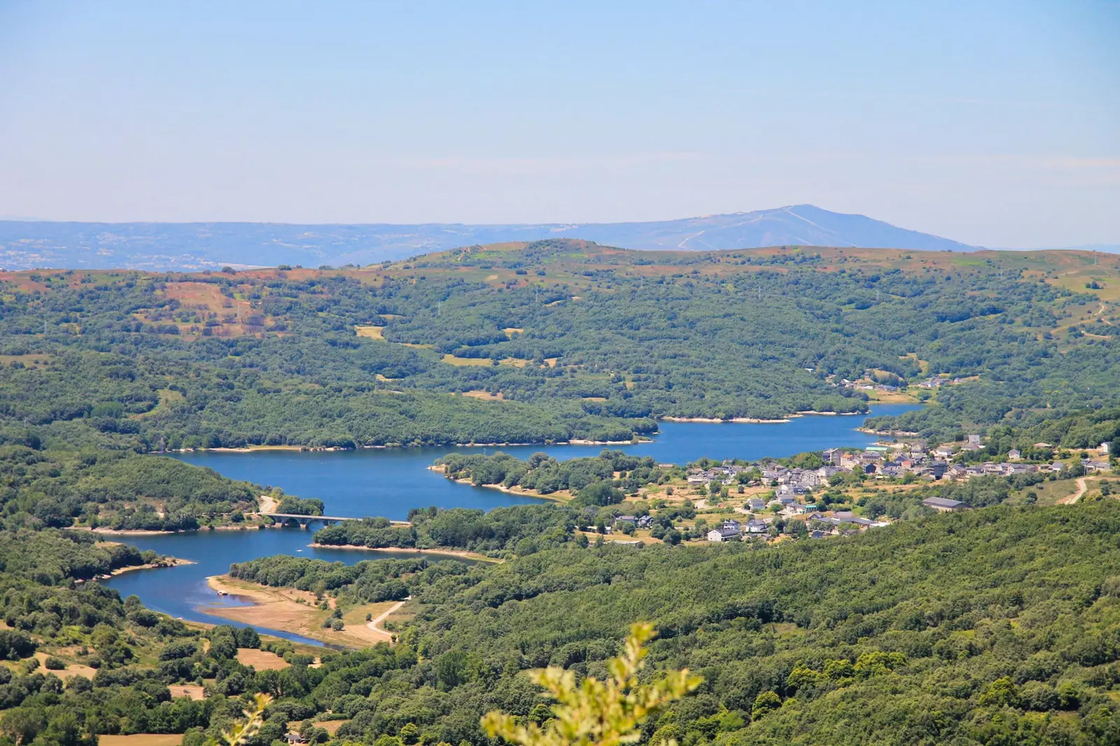 À A Veiga, il y a les deux plages qui se trouvent dans le réservoir de Prada.