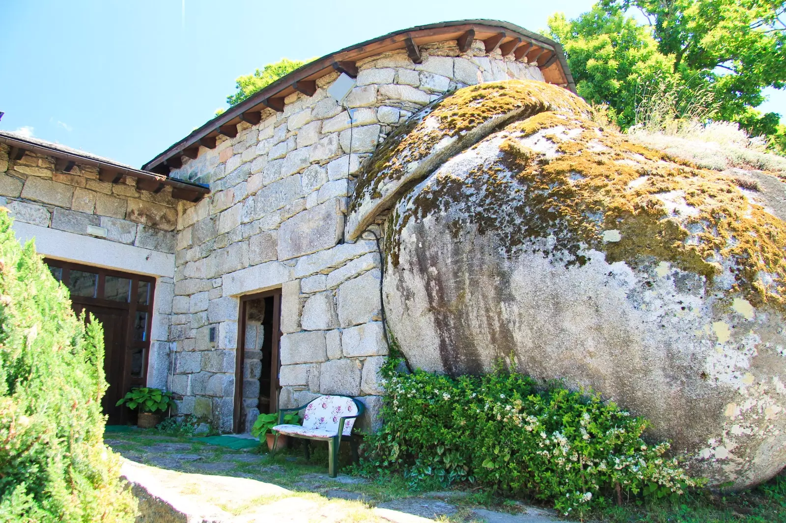 Në fshatin Corzos mund të vizitoni mullirin Carballos dhe farkën e fshatit. Ourense. Galicia.