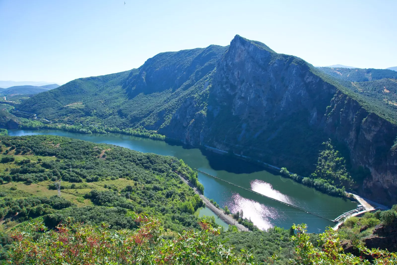 Mirador de A Cruz iko katika Hifadhi ya Asili ya Enciña da Lastra.