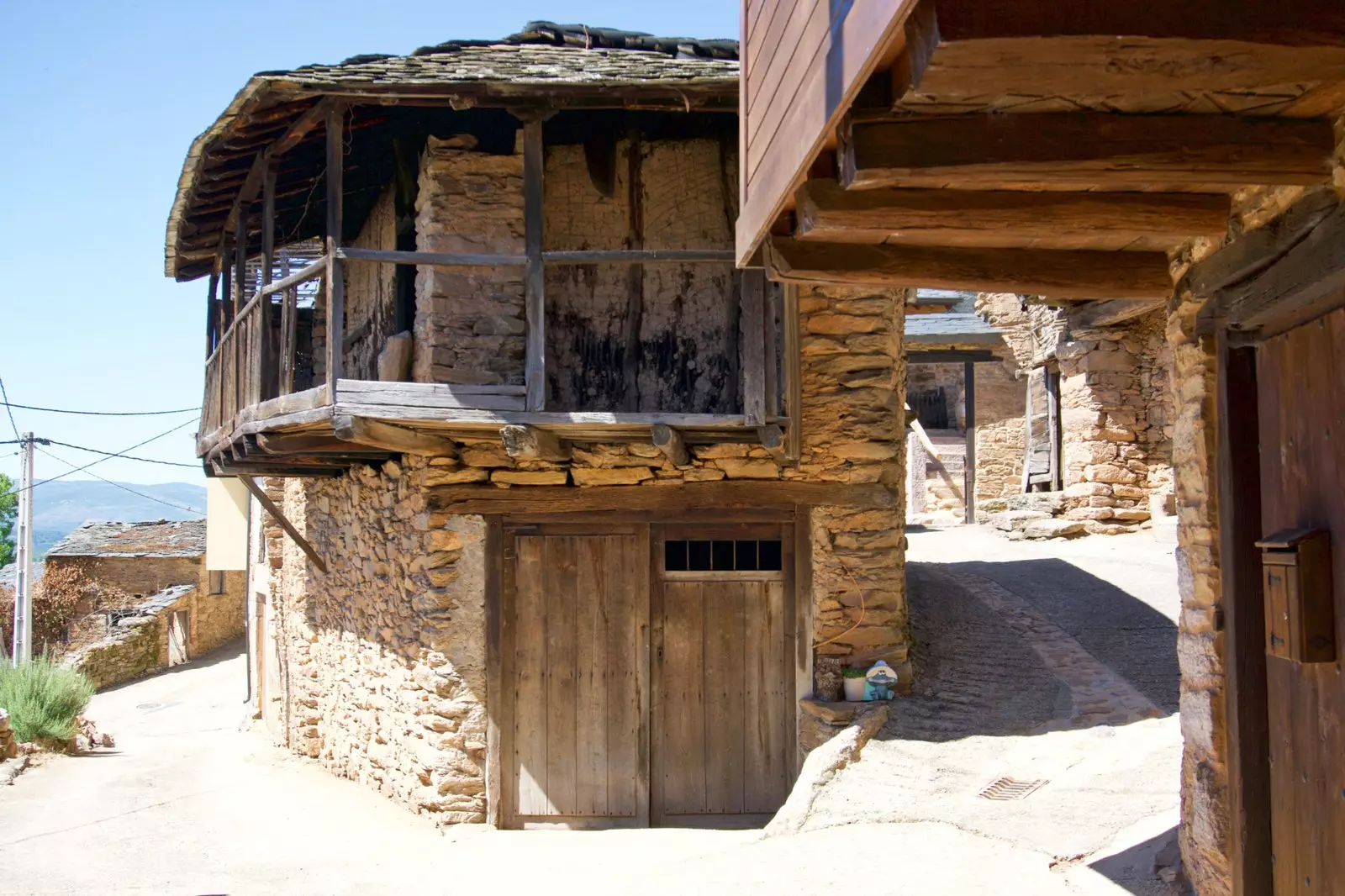 Sant Miquel de Biobra és una parròquia localitzada al nord del concello de Rubi.