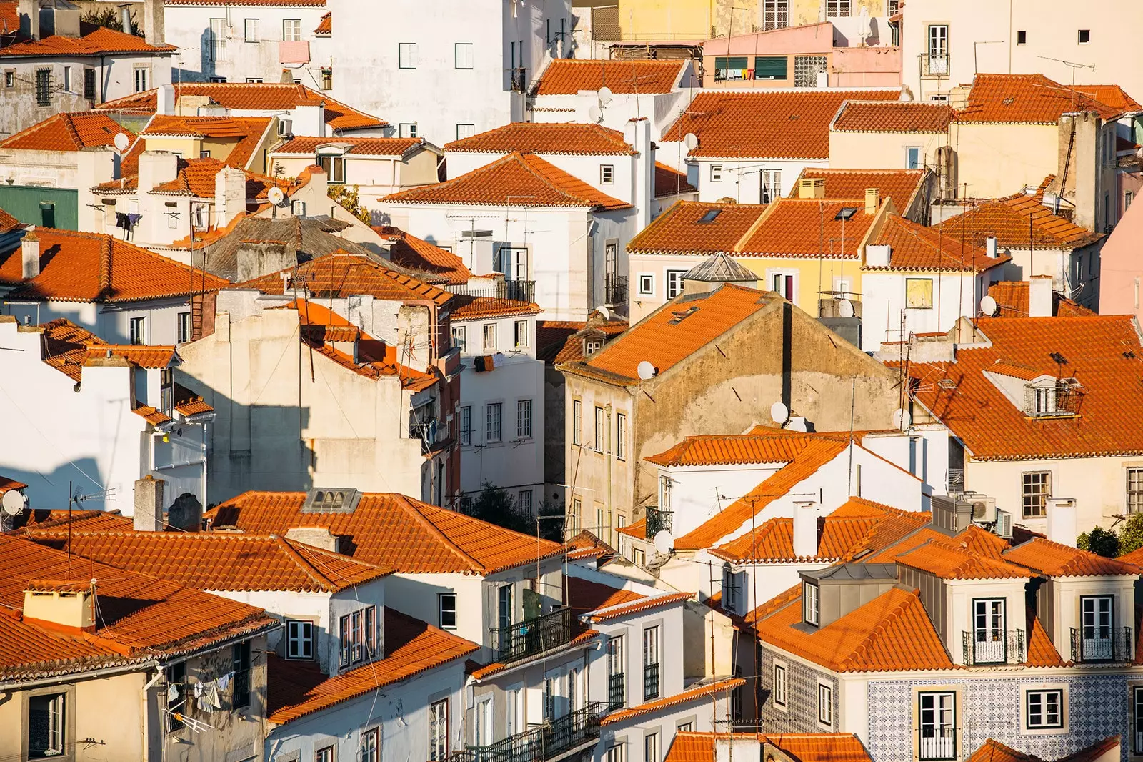 The neighborhood life in Lisbon exists and is in Alfama