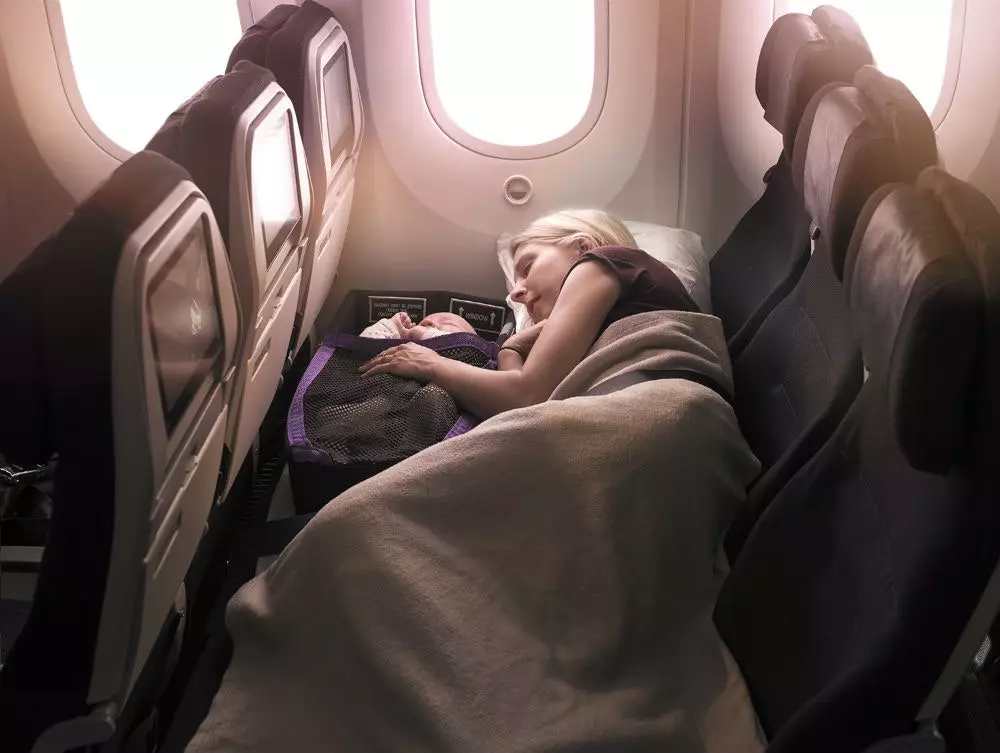 Air New Zealand Economy Skycouch-dagi xavfsizlik karyolasi.