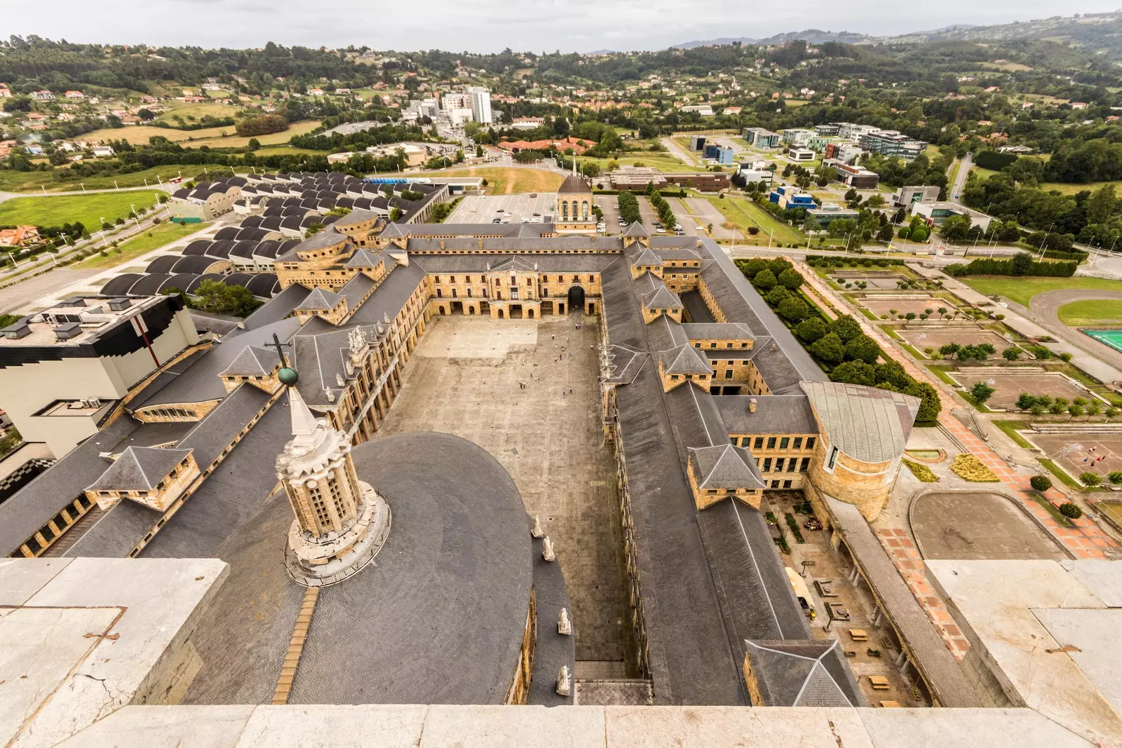 Certains architectes ont donné leur avis et critiqué et mis au monde ceux qui ont participé à la construction de La Laboral...