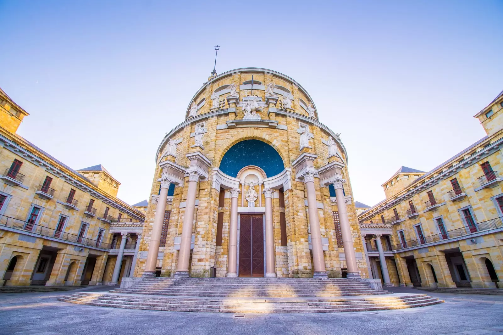 La Laboral de Gijon - noto'g'ri tushunilgan asar