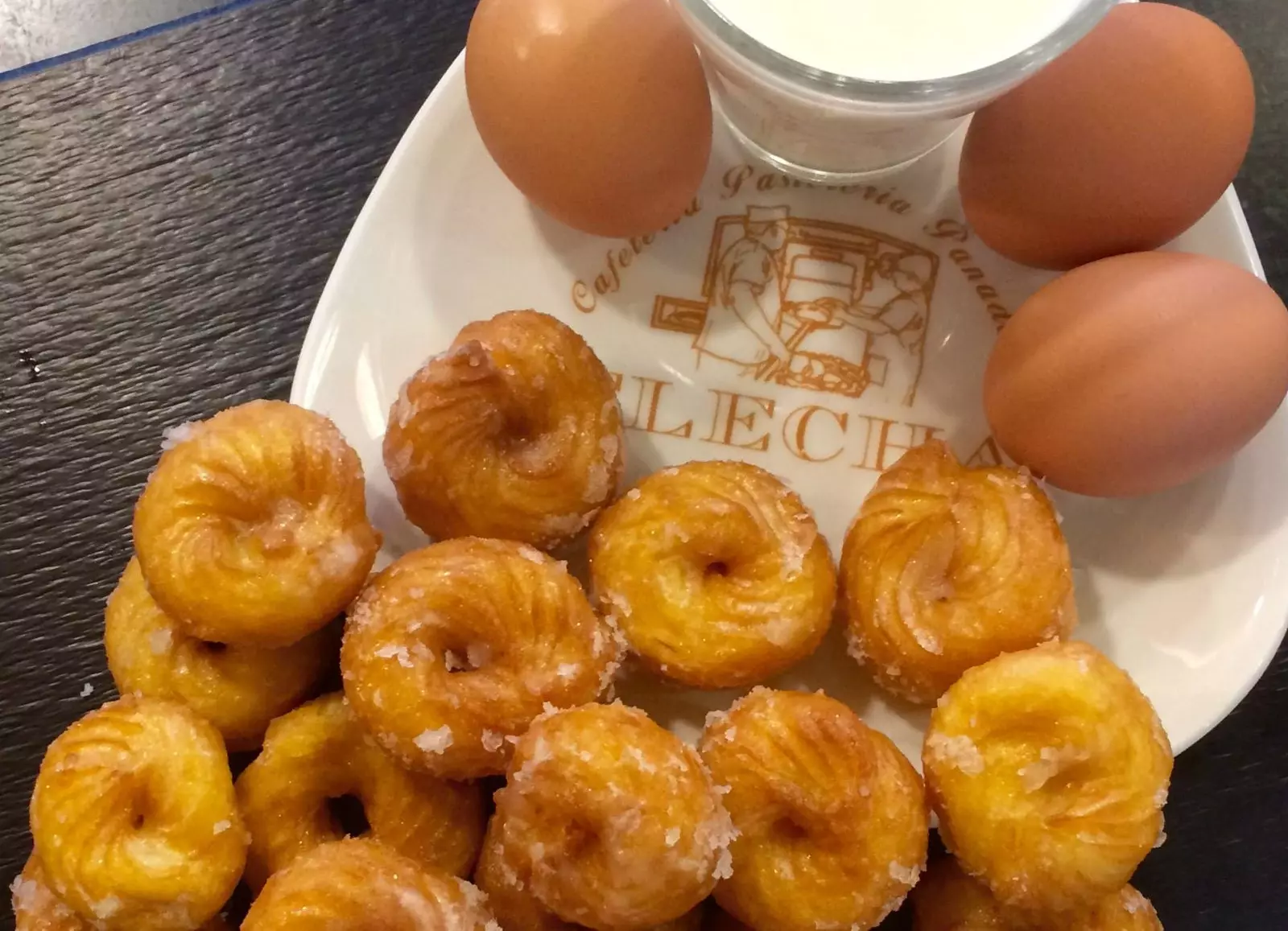 Vous pouvez essayer les authentiques beignets San Froiln à la pâtisserie Flecha de León.